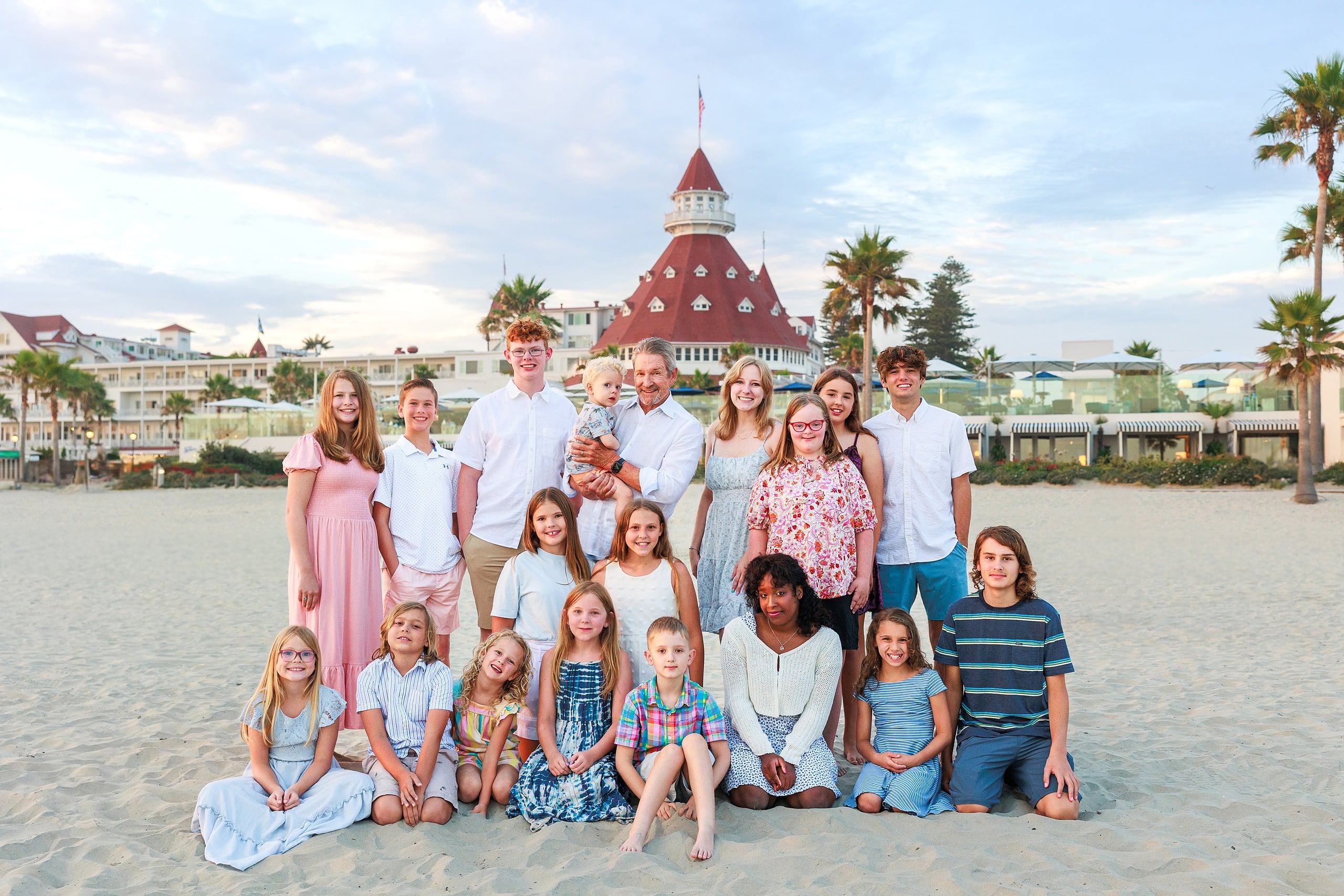 Extended Family Photography Hotel Del Coronado — 28 Large extended family arranged on beach with Hotel del Coronado prominently behind